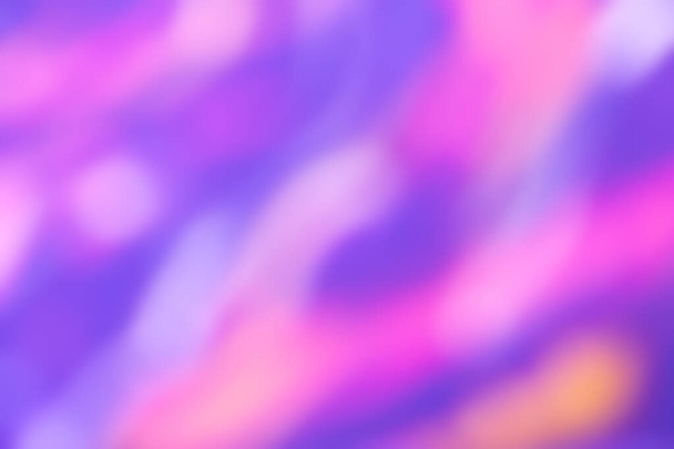 Niewyraźne ciemnofioletowe i różowe tło z falistym wzorem linii. Defocus sztuka abstrakcyjny fioletowy gradient tło z rozmyciem i bokeh. Zamazana tapeta lilowa. - Zdjęcie, obraz