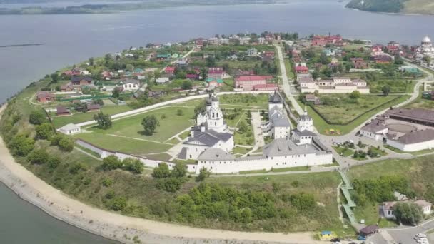 Dolly zoomaa. Sviyazhsk, Venäjä. Antenni näkymä Neitsyt katedraali ja luostari kaupungin saaren Sviyazhsk - Materiaali, video