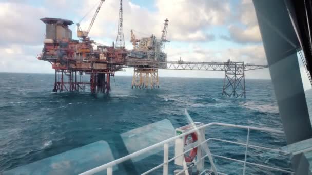 Plattformversorgungsschiff PSV in der Nähe von Ölplattform - Filmmaterial, Video