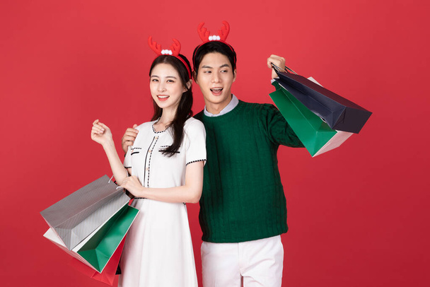 Asian Korean couple in winter fashion, Christmas shopping event concept - Foto, afbeelding