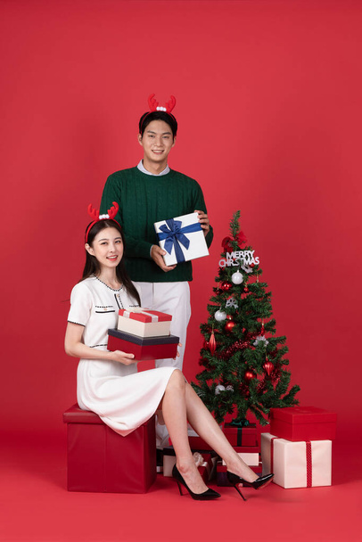Asian Korean couple in winter fashion with rudolph hairband, Christmas shopping event concept - Foto, Imagen
