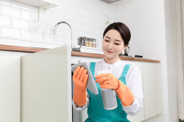 Asian woman wearing white shirt and apron, professional home cleaning service job - Fotografie, Obrázek