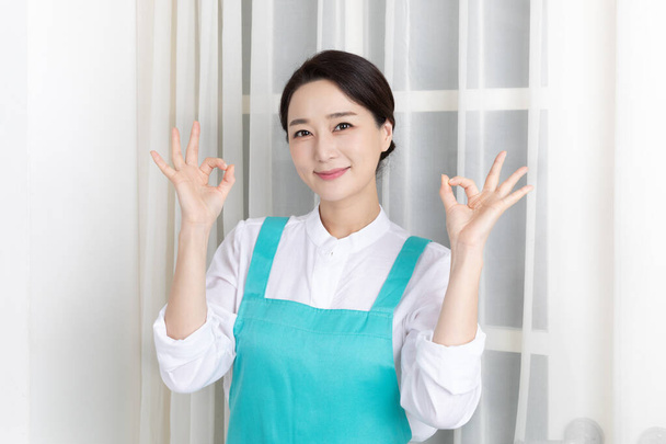 Asian woman wearing white shirt and apron, professional home cleaning service job - Fotoğraf, Görsel