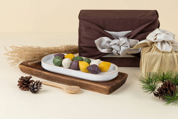 Korean traditional food gift set, songpyeon rice cake with pine cone and needles - 写真・画像