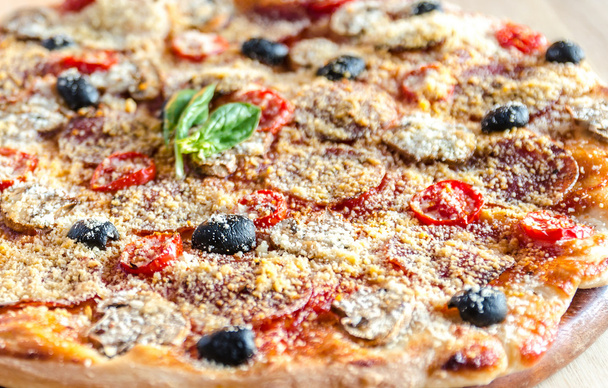 zelfgemaakte pizza regina - Foto, afbeelding