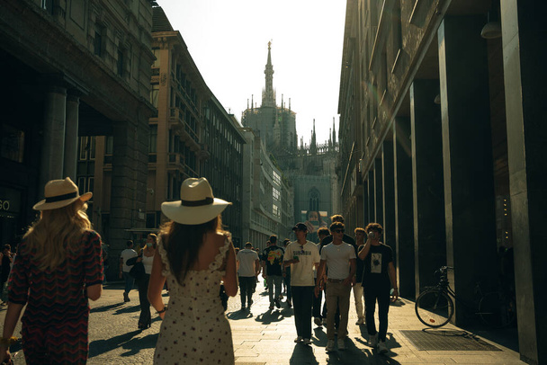 Menschen auf der Straße in Mailand, Italien. Hochwertiges Foto - Foto, Bild
