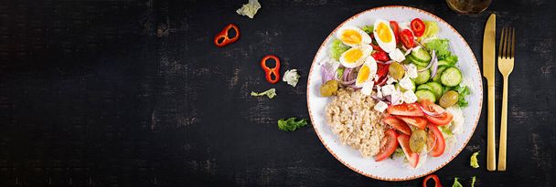 Kahvaltı yulaf lapası, Yunan salatası, salatalık, zeytin, peynir ve yumurta. Sağlıklı dengeli yiyecekler. Üst manzara, düz uzanma - Fotoğraf, Görsel