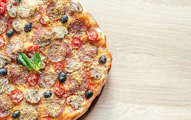 zelfgemaakte pizza regina - Foto, afbeelding
