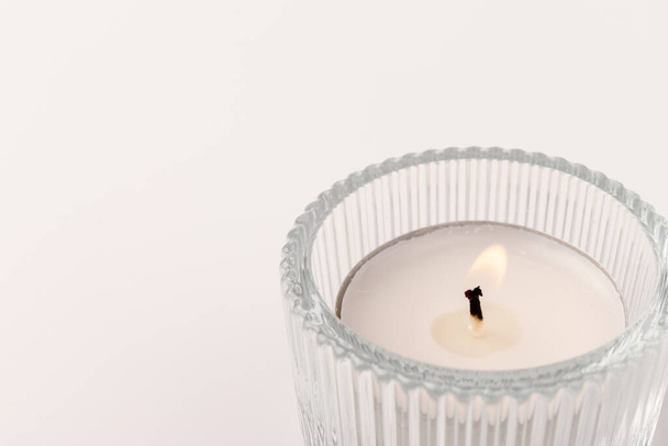 Pequenas velas de cera em chamas em um castiçal de vidro, isoladas em branco. Bela decoração. - Foto, Imagem