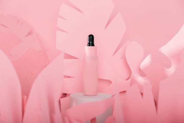 Tropferglasflaschen mit Pipette stehen auf einem weißen Podest. Transparentes Hyaluron natürliches Schönheitsmineralprodukt und Ökoserum-Hautpflegekonzept - Foto, Bild
