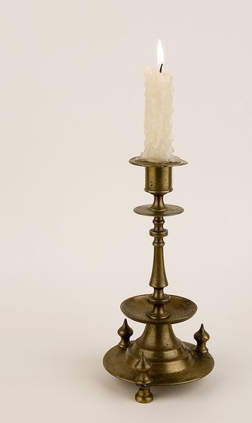 Pronssi kynttilänjalka
 - Valokuva, kuva