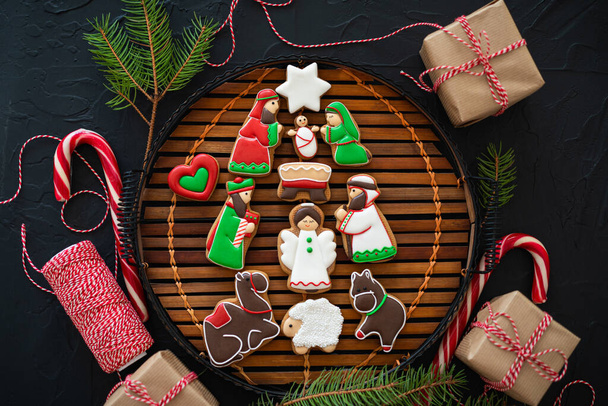 Galletas de jengibre de Navidad con decoraciones navideñas. Composición de Navidad. - Foto, imagen