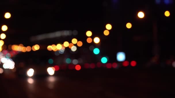 Refleja el estilo de vida solitario de la capital. Ronda bokeh colorido brillo de luces de coche en el atasco de tráfico en la calle de la ciudad. Hermoso bokeh brillante en el fondo oscuro borroso por la noche. Concepto abstracto.  - Imágenes, Vídeo