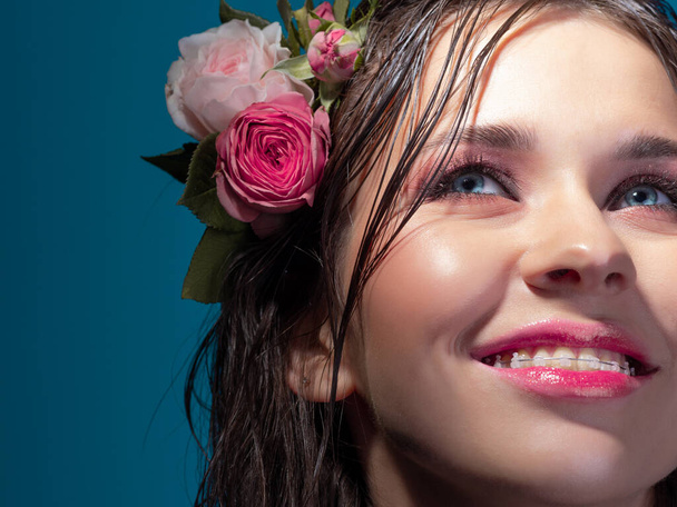 Luxury portrait of a beautiful young woman with roses and fresh bright makeup - Foto, Imagem