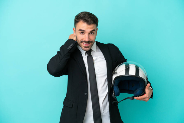 Επιχειρηματίας καυκάσιος άνθρωπος με κράνος μοτοσικλέτας απομονώνονται σε μπλε φόντο γέλιο - Φωτογραφία, εικόνα