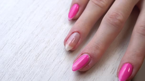 Zelfgemaakte manicure service. Manicure verft nagels met roze gellak. Gemanicuurde roze nagels. Nagellak aanbrengen. - Video