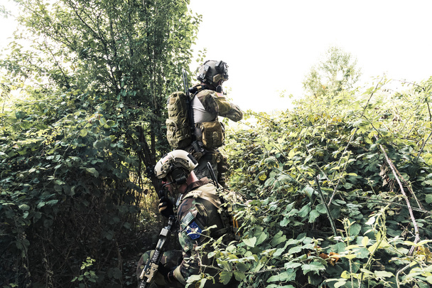 στρατιώτες με τη στολή του αμερικανικού στρατού στο δάσος - Φωτογραφία, εικόνα
