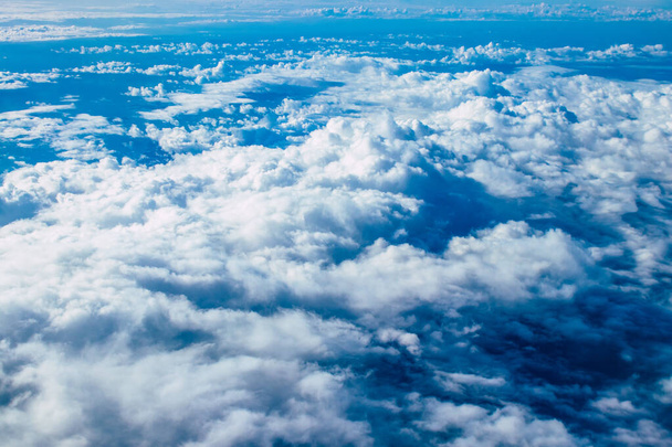 Mar Mediterraneo - 24 novembre 2021 Cielo nuvoloso a 10.000 piedi sopra il livello del mare da un aereo di linea sul Mar Mediterraneo tra Grecia e Cipro - Foto, immagini