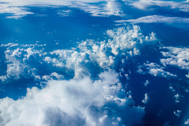 Morze Śródziemne - 24 listopada 2021 Chmury na niebie 10000 stóp nad poziomem morza z samolotu nad Morzem Śródziemnym pomiędzy Grecją a Cyprem - Zdjęcie, obraz