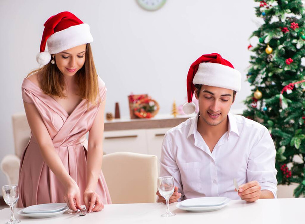 Молода пара готується до різдвяної їжі
 - Фото, зображення