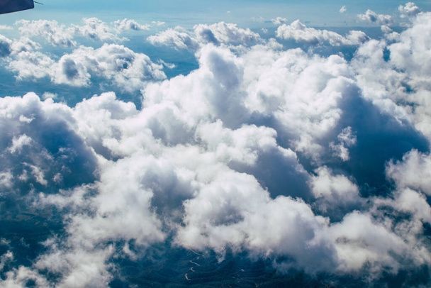 Akdeniz - 24 Kasım 2021 Bulutlu gökyüzü Akdeniz üzerinden Yunanistan ile Kıbrıs arasındaki bir uçaktan 10.000 feet yüksekte - Fotoğraf, Görsel