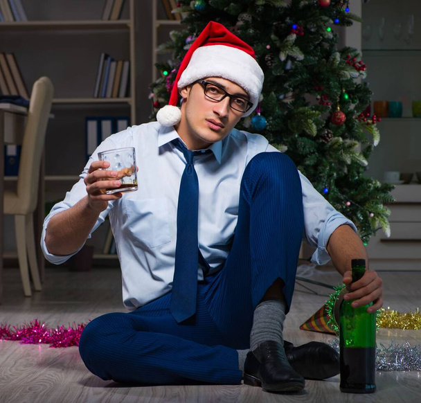 一人で家でクリスマスを祝うビジネスマン - 写真・画像