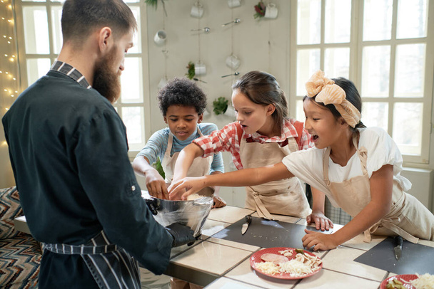 Kinder helfen dem Koch beim Kochen - Foto, Bild