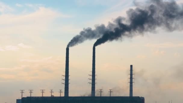 Kohlekraftwerk hohe Rohre mit schwarzem Rauch nach oben die Atmosphäre verschmutzen. Erzeugung elektrischer Energie mit fossilem Brennstoffkonzept - Filmmaterial, Video