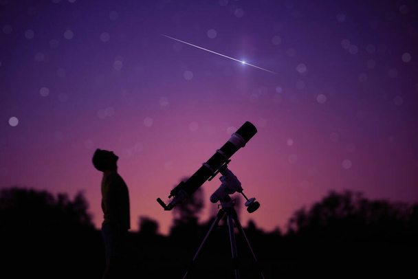Silhouette eines Mannes, Teleskop und Landschaft unter dem Sternenhimmel. - Foto, Bild