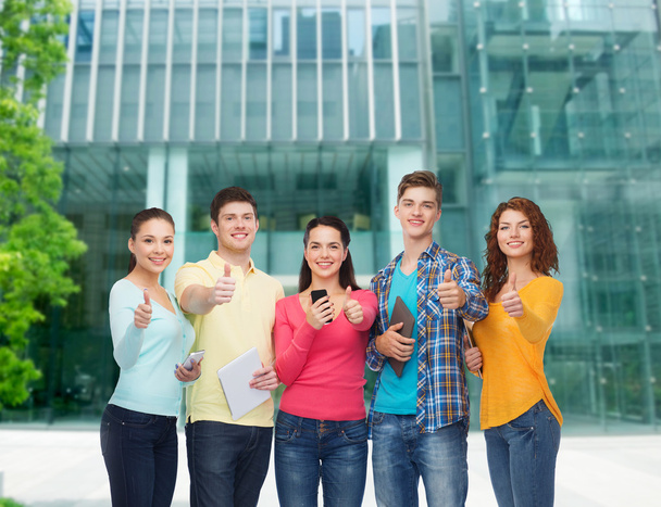 grupo de adolescentes con teléfonos inteligentes y tableta PC
 - Foto, Imagen