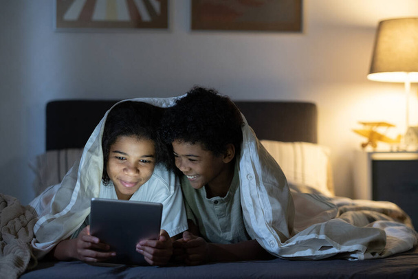 Siblings Browsing Internet At Night - Foto, Imagen