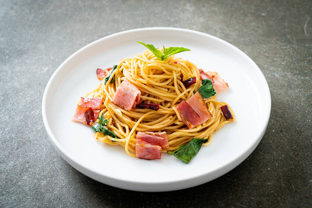 Homemade Stir-Fried Spaghetti With Dried Chili And Bacon - Foto, immagini
