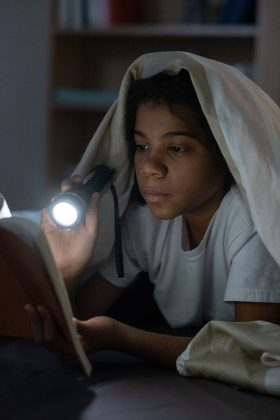 Černá dívka čtení pohádka ve tmě - Fotografie, Obrázek