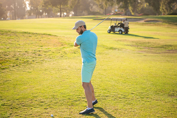 Ganztägiges Porträt eines Golfers mit Mütze und Golfschläger. Menschen Lebensstil. Mann spielt Spiel - Foto, Bild