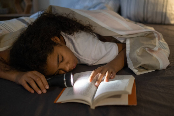 Κουρασμένο κορίτσι κοιμάται με το βιβλίο - Φωτογραφία, εικόνα