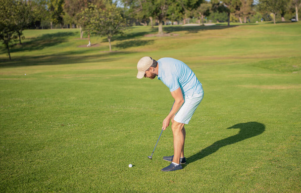 τύπος που παίζει γκολφ στο πράσινο γρασίδι, καλοκαίρι - Φωτογραφία, εικόνα