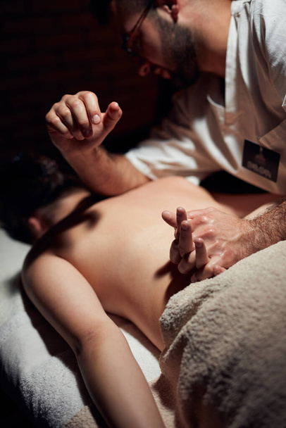 Жінка на масажному, хіропрактичному столі, лікування натягу тіла і шкіри
. - Фото, зображення