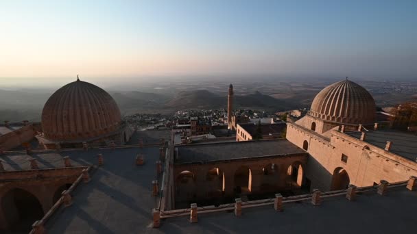 Mardin, Törökország. A régi város napkeltekor. Kilátás Zinciriye Madrasah-ból. - Felvétel, videó