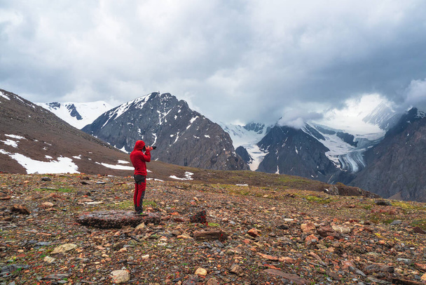 Matkakuvaaja ottaa kuvan usvainen kaunis näkymä korkea lumi vuorilla. Matkailu freelancer bloggaaja elämäntapa, käsite seikkailu matka ulkona. Extreme retkikunta vuorilla. - Valokuva, kuva