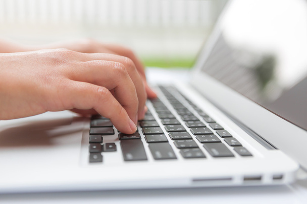 Szoros üzleti nő kézi gépelés laptop billentyűzeten - Fotó, kép