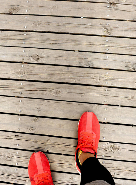 punaiset kengät puinen tausta  - Valokuva, kuva