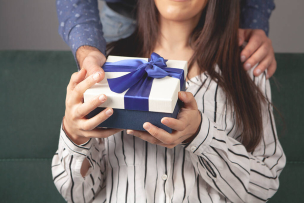 мужчина дарит женщине подарок
 - Фото, изображение