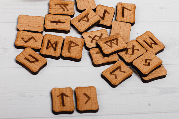 runes lying on a light table, close-up - Foto, afbeelding