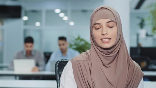 Usmívající se arabská podnikatelka představující skvělý tým v úřadu. Dívka manažer spokojen s prací vítání multiraciální kolegové seznámit se s partnery na první den v konceptu podpory práce - Záběry, video