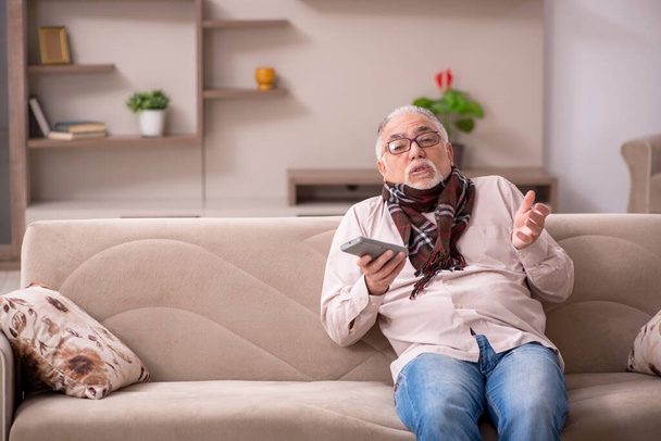 Old man suffering at home - Foto, afbeelding