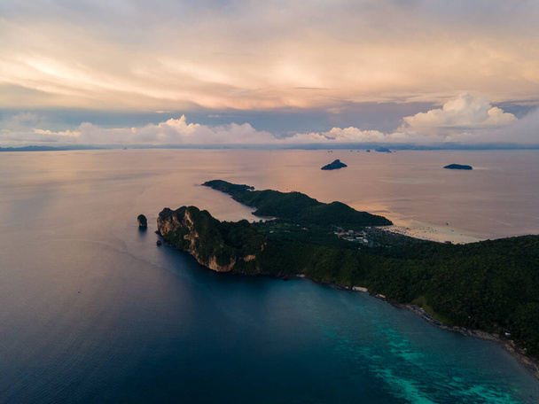 マヤベイ｜コ・ピピ島(タイ) 、ターコイズブルーの澄んだ水タイコ・ピピ島の風景空撮 - 写真・画像