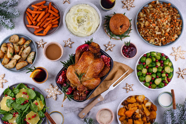 伝統的な料理とクリスマスのお祝いディナー - 写真・画像