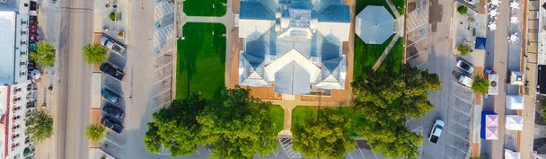 Panorama 90 graus vista aérea do Tribunal Histórico Hood County em Downtown Square Granbury, TX, EUA. Greenery e assentos para visitantes com boutiques únicas, restaurantes, melhor encantadora cidade pequena - Foto, Imagem