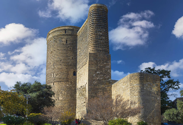Baku, Azerbaigian - 15 novembre 2021: La Torre della Vergine conosciuta anche come Giz Galasi, situata nella Città Vecchia di Baku, Azerbaigian. - Foto, immagini