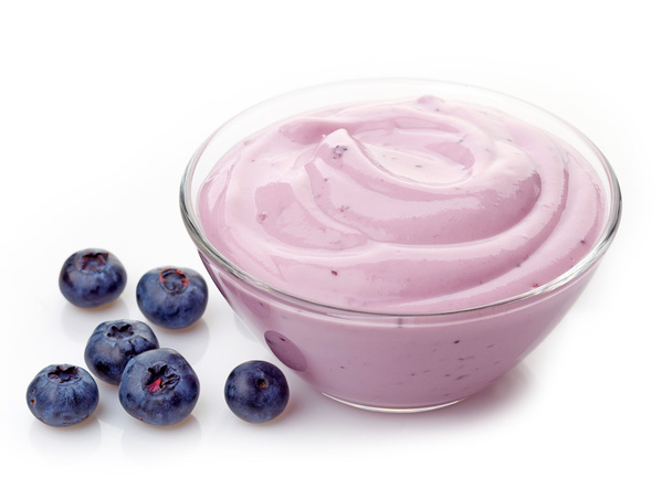 kom van roze bosbes yoghurt - Foto, afbeelding